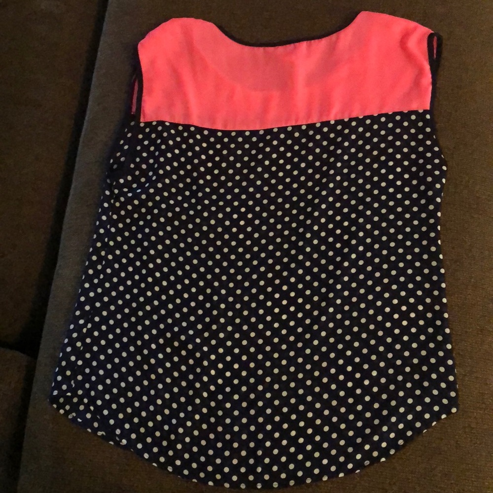 Size medium shirt - Picture 3 of 4